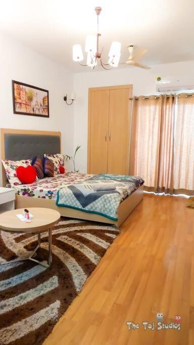 Top Luxury & Couple Friendly Stay Gp By Taj Suites & Studios #New Year Party & Stay Noida Extérieur photo