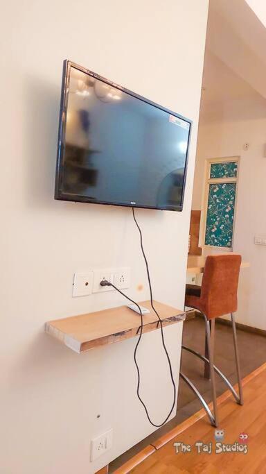 Top Luxury & Couple Friendly Stay Gp By Taj Suites & Studios #New Year Party & Stay Noida Extérieur photo