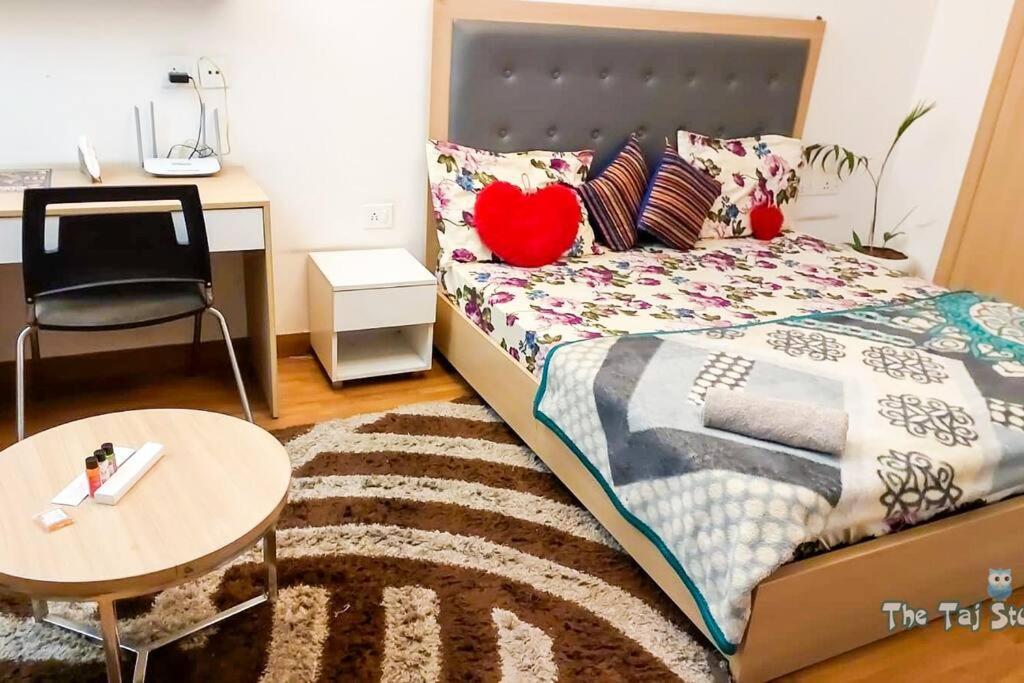 Top Luxury & Couple Friendly Stay Gp By Taj Suites & Studios #New Year Party & Stay Noida Extérieur photo