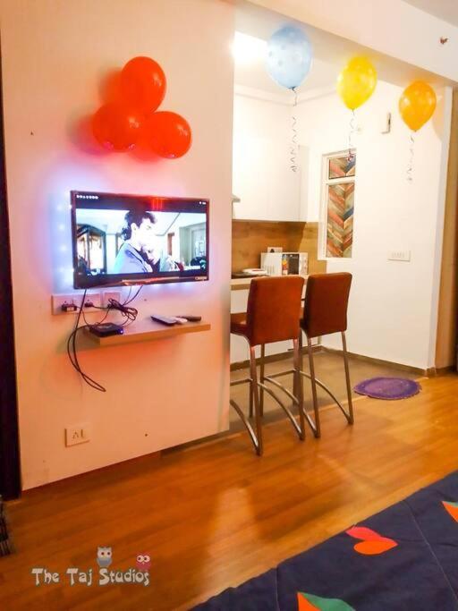 Top Luxury & Couple Friendly Stay Gp By Taj Suites & Studios #New Year Party & Stay Noida Extérieur photo