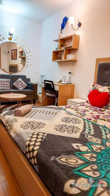 Top Luxury & Couple Friendly Stay Gp By Taj Suites & Studios #New Year Party & Stay Noida Extérieur photo