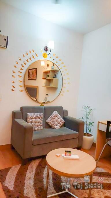 Top Luxury & Couple Friendly Stay Gp By Taj Suites & Studios #New Year Party & Stay Noida Extérieur photo
