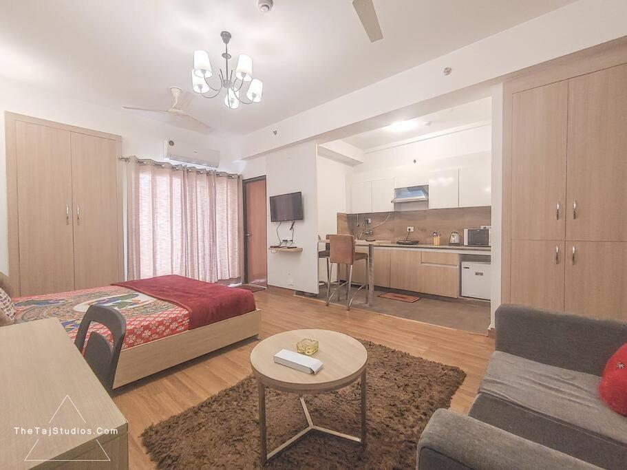 Top Luxury & Couple Friendly Stay Gp By Taj Suites & Studios #New Year Party & Stay Noida Extérieur photo