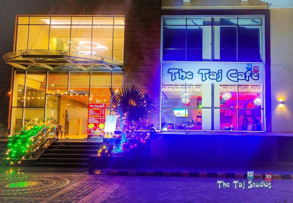 Top Luxury & Couple Friendly Stay Gp By Taj Suites & Studios #New Year Party & Stay Noida Extérieur photo