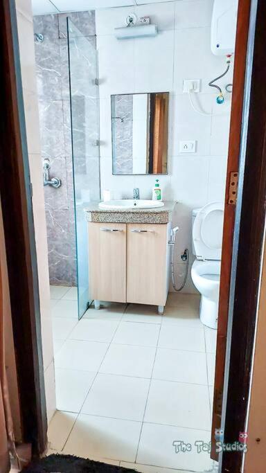 Top Luxury & Couple Friendly Stay Gp By Taj Suites & Studios #New Year Party & Stay Noida Extérieur photo