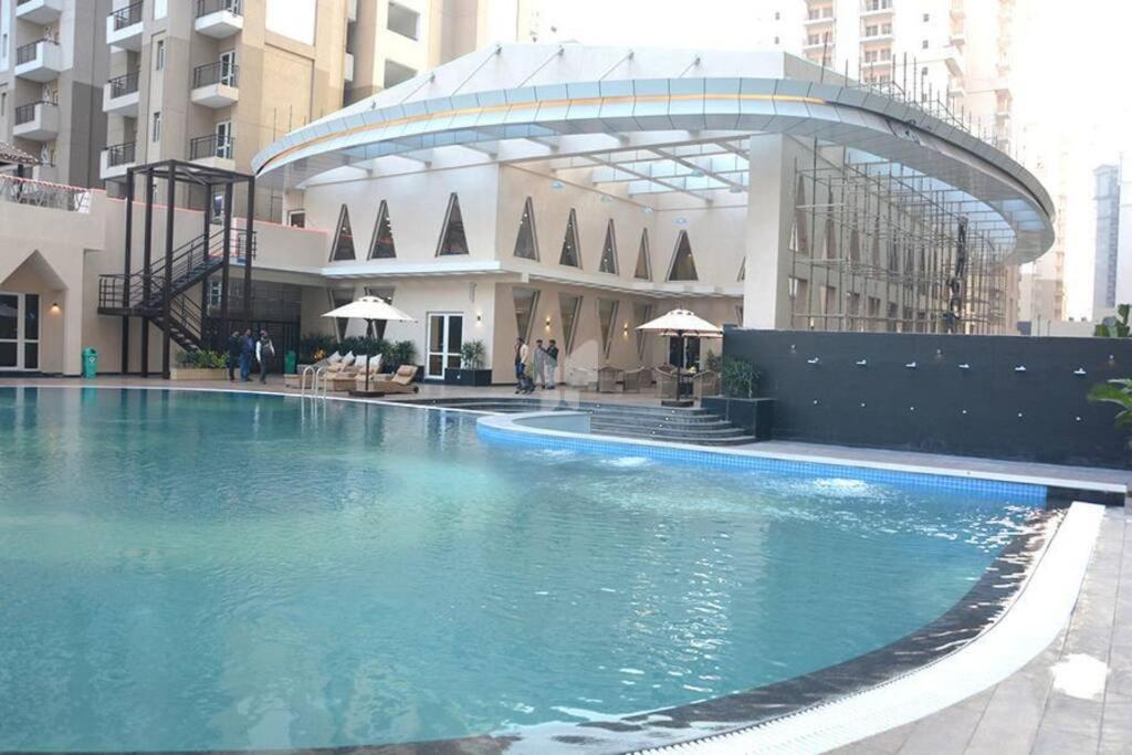 Top Luxury & Couple Friendly Stay Gp By Taj Suites & Studios #New Year Party & Stay Noida Extérieur photo