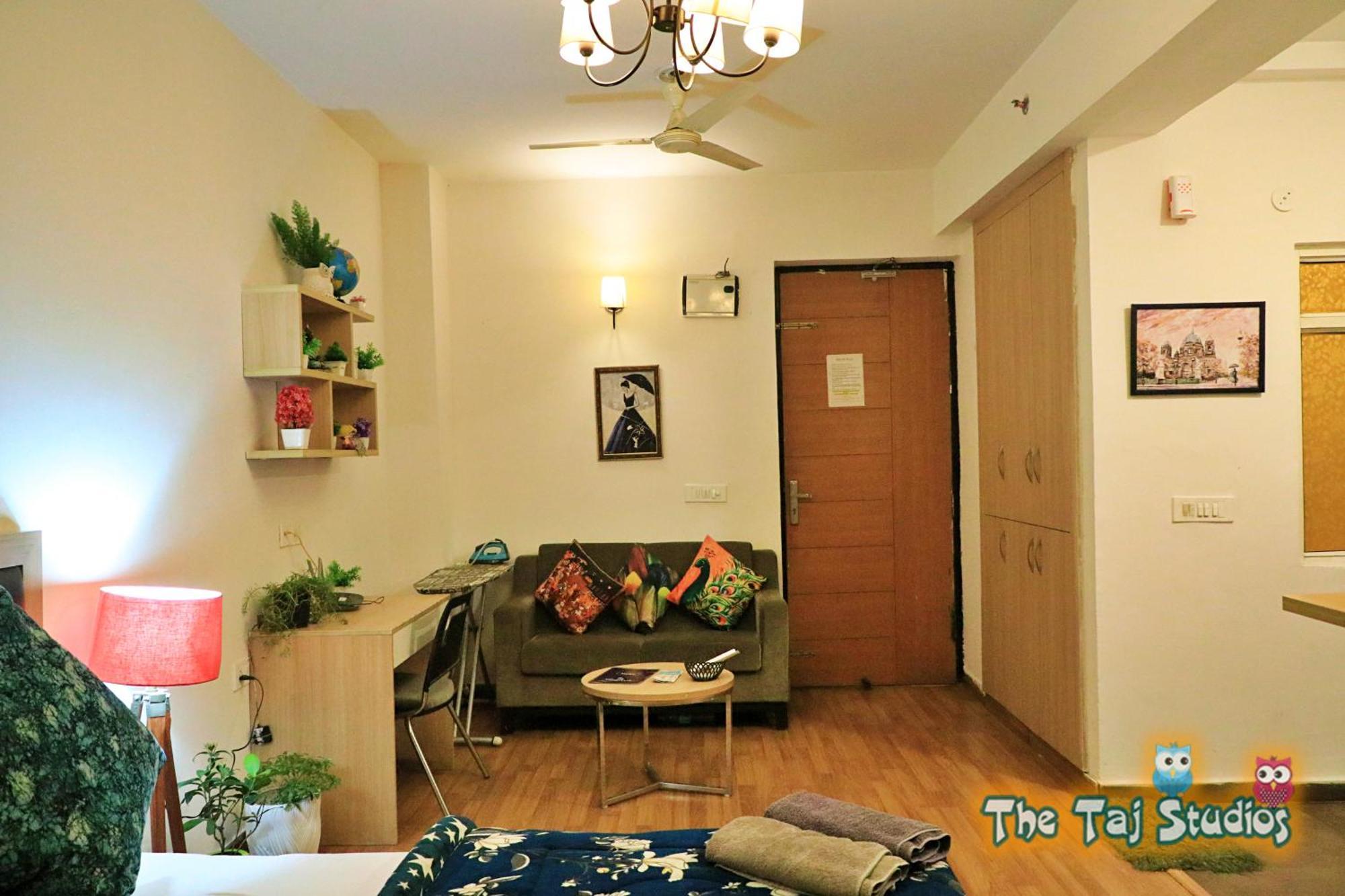 Top Luxury & Couple Friendly Stay Gp By Taj Suites & Studios #New Year Party & Stay Noida Extérieur photo